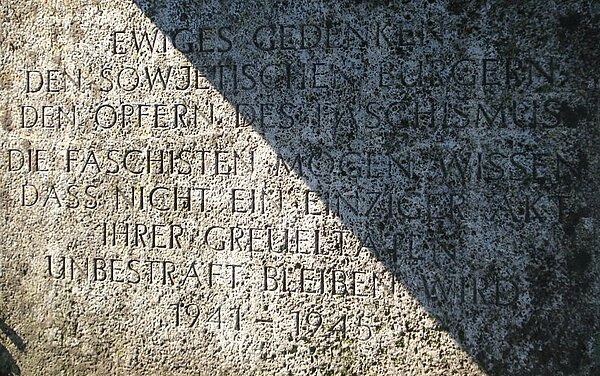 Ansicht der Inschrift der Bodenplatte