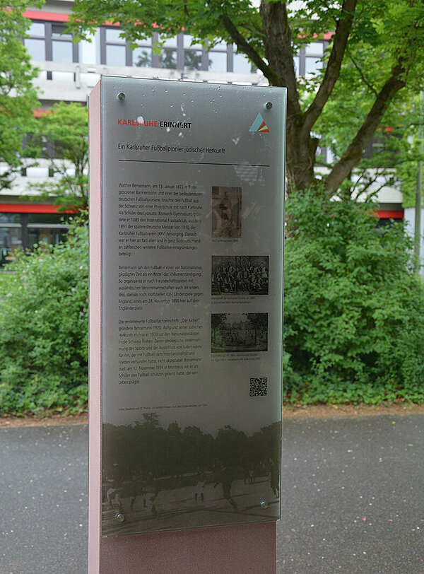 Stele zur Erinnerung an die Bedeutung des Engländerplatzes und an den Fußballpionier Walther Bensemann im Jahr 2018