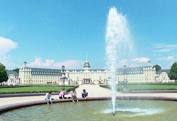 Der Fontänenbrunnen im südlichen Hauptweg zum Schloss 1990