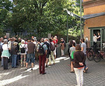 Führungsgruppe vor dem Stadtarchiv beim "Tag des Offenen Denkmals" 2018