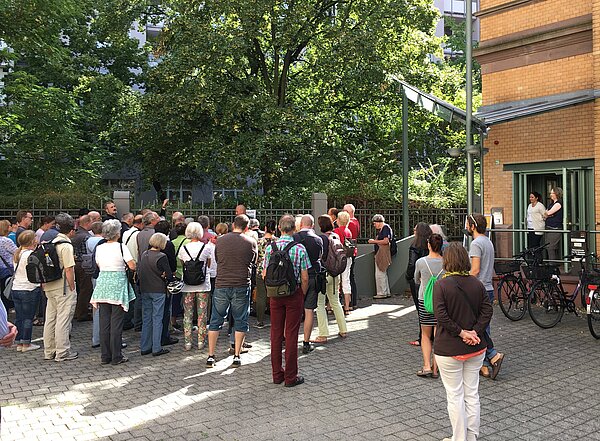 Führungsgruppe vor dem Stadtarchiv beim "Tag des Offenen Denkmals" 2018