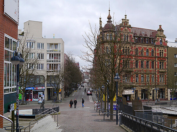Der Blick in die Zähringerstraße zeigt das Nebeneinander von saniertem Altbestand und Neubau