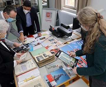 Karin Schneider-Andris, Bürgermeister Albert Käuflein, Michael Kristeller und Katrin Dort (von links) sichten die Unterlagen