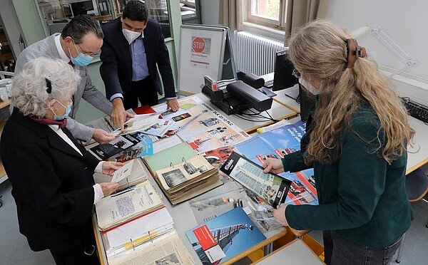 Karin Schneider-Andris, Bürgermeister Albert Käuflein, Michael Kristeller und Katrin Dort (von links) sichten die Unterlagen