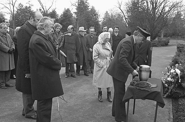 Ansicht der Beisetzung der Urne von Ludwig Marum