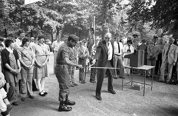 Oberbürgermeister Gerhard Seiler und Standortkommandeur Charles E. Williams bei der Eröffnung der Ami-Mess im Juli 1981