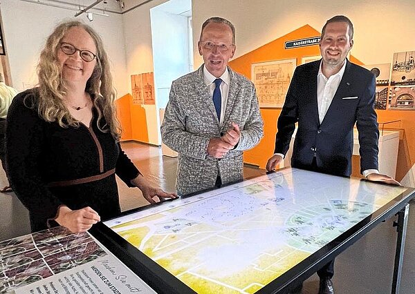 Ausstellungseröffnung: Katrin Dort, BM Käuflein und der Kurator der Ausstellung Eric Wychlacz (v. l.) am interaktiven Stadtmodell. 