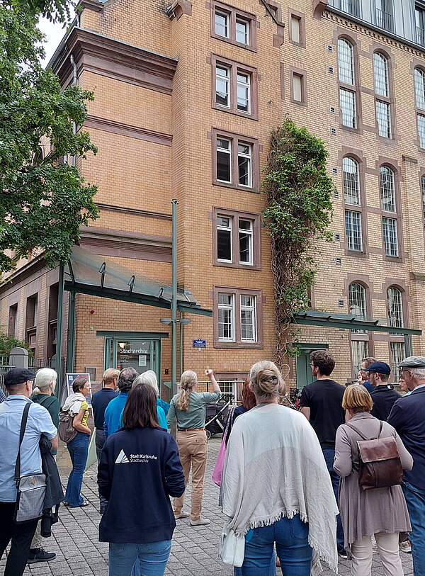 Führungsgruppe vor dem Stadtarchivgebäude beim Tag des offenen Denkmals 2024