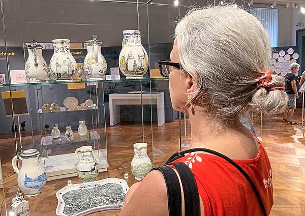 Die für die Durlacher Manufaktur typischen Birnkrüge weisen individuelles Dekor auf, darunter auch ein Durlach-Motiv.