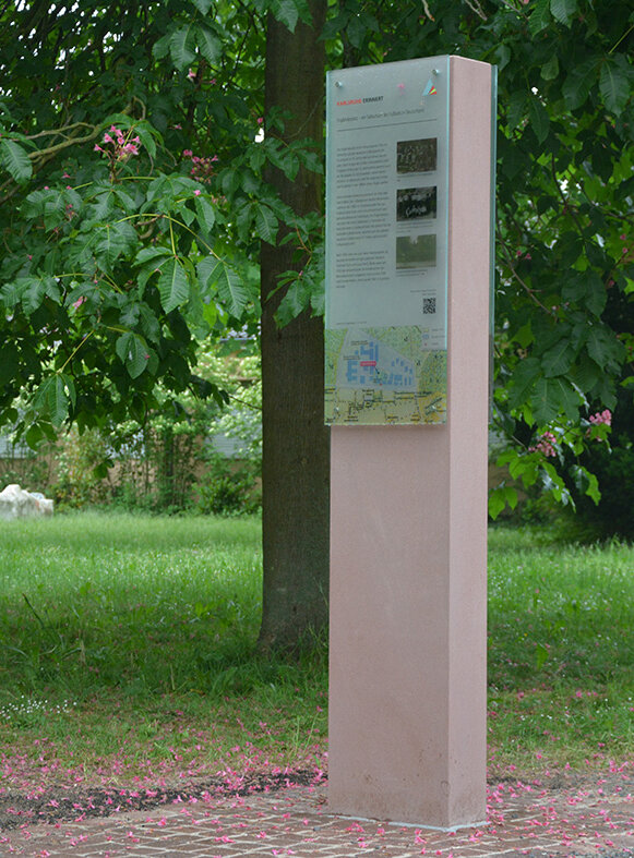 Stele zur Erinnerung an die Bedeutung des Engländerplatzes und an den Fußballpionier Walther Bensemann im Jahr 2018