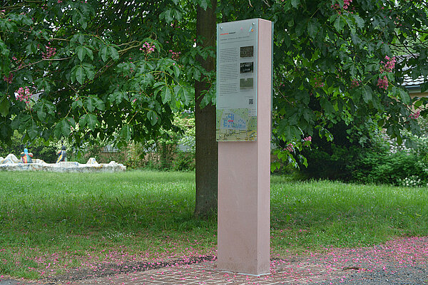 Stele zur Erinnerung an die Bedeutung des Engländerplatzes und an den Fußballpionier Walther Bensemann im Jahr 2018