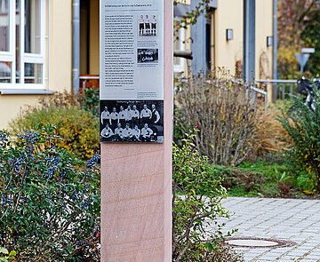 Stele zu den jüdschen Fußballern des KFV am Julius-Hirsch-Weg 2 im Jahr 2015