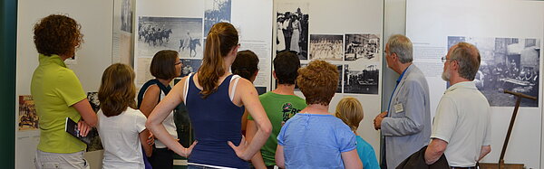 Rundgang durch eine Ausstellung im Stadtmuseum, Kamuna 2012
