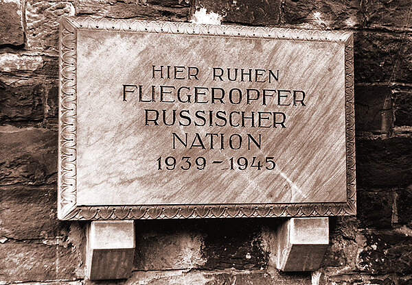 Irreführende Hinweistafel aus Buntsandstein am Eingang zu dem Gräberfeld, die 1954 angebracht wurde, im Jahr 2016