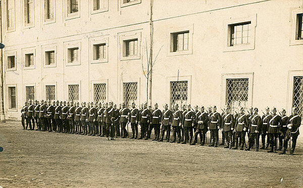 Soldaten vor der Karlsburg, 1914