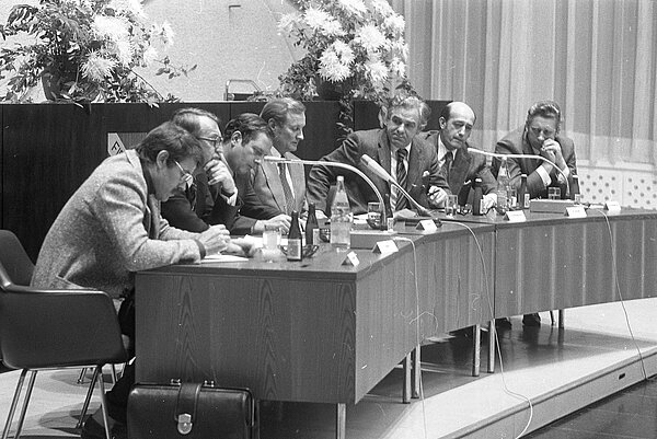 Öffentliche Diskussion zum 25jährigen Jubiläum, v.l.n.r. Dr. Manfred Vohrer (FDP), Gerold Benz (CDU), Dr. Peter Corterier (SPD), BNN-Korrespondent Jürgen Lorenz, Dr. Oskar Fehrenbach (Stuttgarter Zeitung), Hans W. Baur (BNN) und Wolfgang Wiedemeyer (SWF Studio Bonn), 25. Oktober 1974