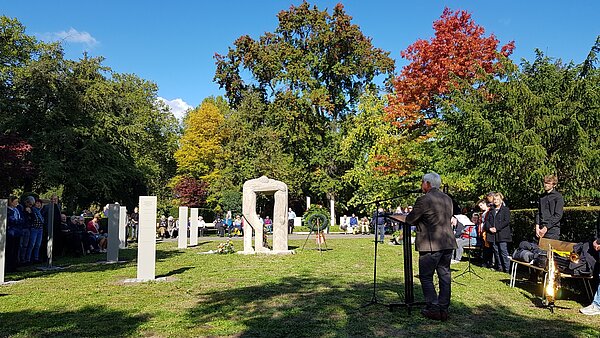 Gedenkfeier zur Aufstellung der Stelen mit den Namen der bis dahin bekannten Karlsruher Opfer der Krankenmorde auf dem Ehrenfeld am 8. Oktober 2022