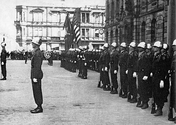 Offizieller Beginn der amerikanischen Militärpräsenz in Karlsruhe am 8. Juli 1945 mit einer Parade vor der Hauptpost