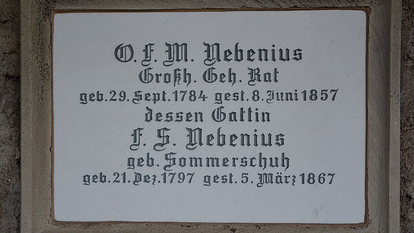 Die heutige Marmorplatte von Carl Friedrich und Friederike Sophie Nebenius