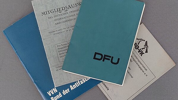 Mitgliedsausweise und -bücher der Vereinigung der Verfolgten des Naziregimes 