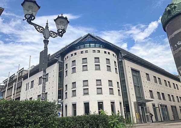 Das neue Ständehaus steht seit exakt 30 Jahren. Es beherbergt die städtische Bibliothek und eine Erinnerungsstätte an das vormalige badische Parlament.