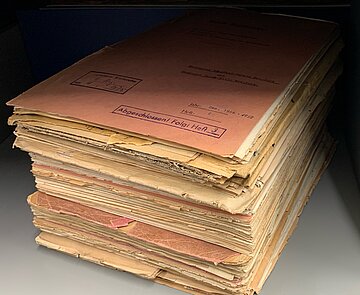 Verpackte und unverpackte Akten aus dem Bestand der Hauptregistratur (1/H-Reg) im voll klimatisierten Magazin des Stadtarchivs