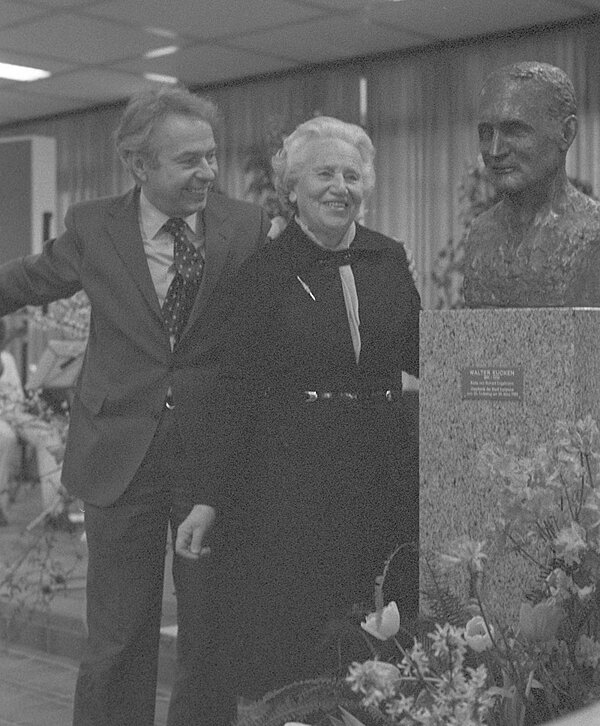 Edith Eucken-Erdsiek und Oberbürgermeister Otto Dullenkopf bei der Enthüllung der von Richard Engelmann geschaffenen Büste des Nationalökonomen Walter Eucken im März 1980