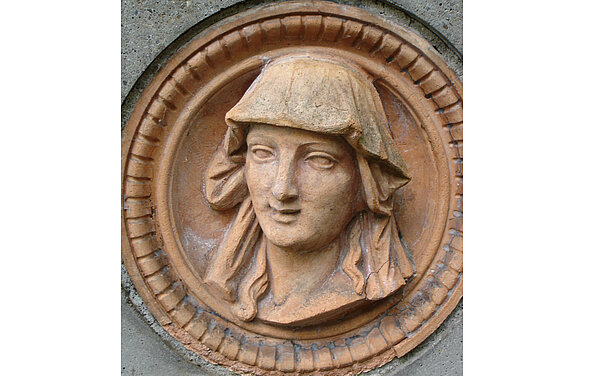 Terrakotta-Medaillon des 1944 zerstörten Hoftheaters