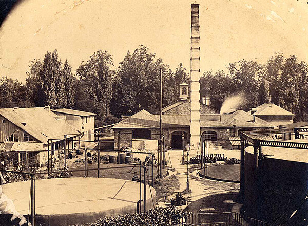 Ansicht des Gaswerks am Mühlburger Tor, frühe 1870er Jahre. Einer der vier Gasbehälter (im Vordergrund rechts) ist gefüllt, die anderen sind leer