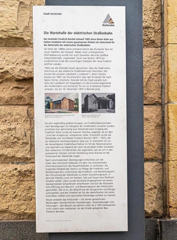 Dezentes Angebot: Eine der neuen Tafeln neben der Kapelle.