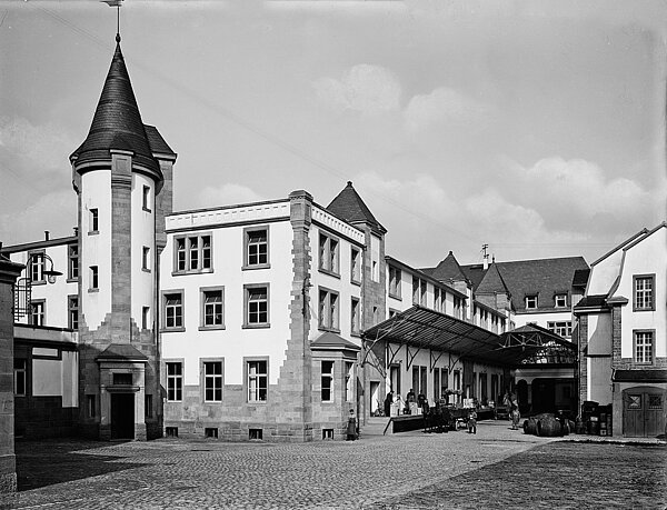 Hofansicht des Magazingebäudes (links) und der Bäckerei (rechts) des Lebensbedürfnisvereins um 1925
