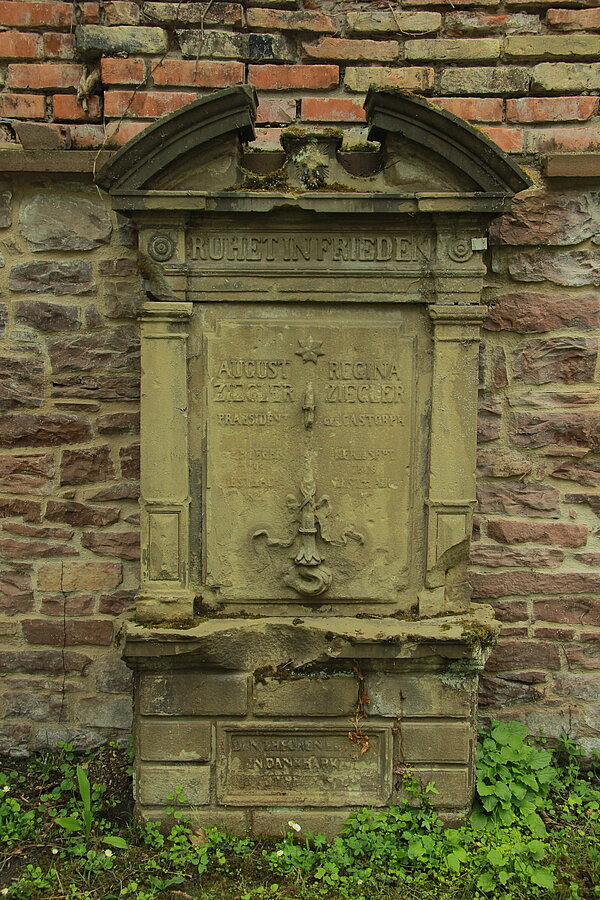 Grabdenkmal August und Regina Ziegler