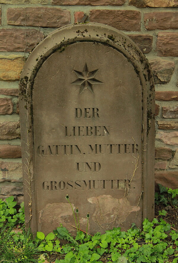 Rückseite des Grabsteins von Amalie Kachel