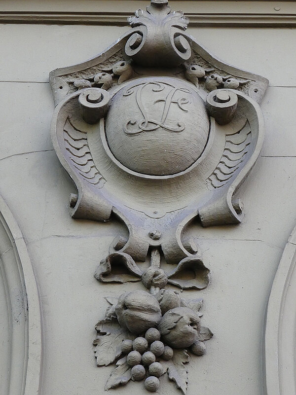 Ornament mit den ineinander verschlungenen Buchstaben P und Z für Philip Zahn als Reminiszenz an das Braugewerbe an der Hausfassade der Kaiserstraße 33