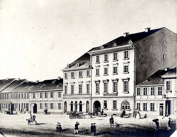 Häuserzeile in der Langen Straße (heute Kaiserstraße im Bereich des Kronenplatzes), am rechten Bildrand ist noch ein Teil des Gasthauses Rappen, des späteren Nassauer Hofs, mit einer Laterne über dem Eingang zu sehen, Lithographie um 1840