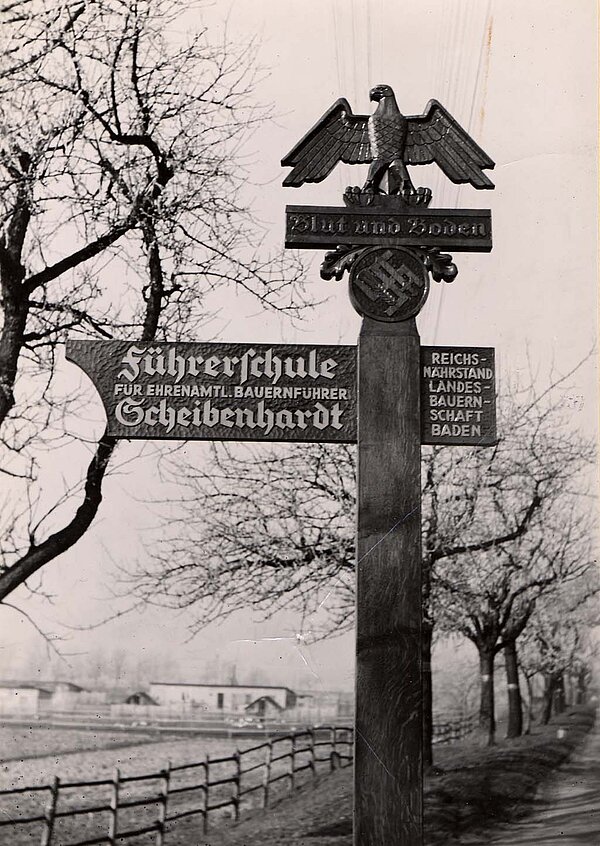 Wegweiser zur Führerschule Scheibenhardt für ehrenamtliche Bauernführer, Foto 1938
