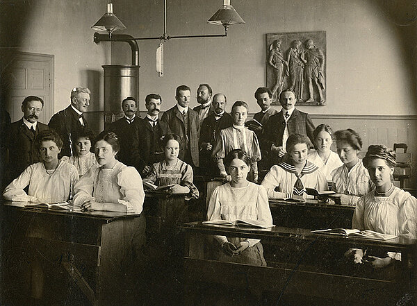 Oberprima des Mädchengymnasiums im Schuljahr 1905/06 in den Räumen des heutigen Fichte-Gymnasiums.