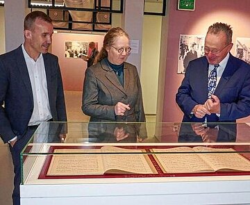Besonderer Beitrag: Katrin Dort zeigt BM Käuflein und Museumsleiter Leikam (l.) die wiederentdeckten Notenbücher
