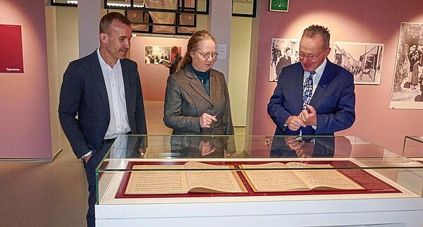 Besonderer Beitrag: Katrin Dort zeigt BM Käuflein und Museumsleiter Leikam (l.) die wiederentdeckten Notenbücher