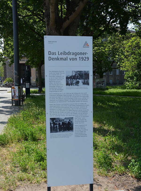 Kommentierende Informationsstele zum Leibdragoner-Denkmal vor der Christuskirche beim Mühlburger Tor 2023