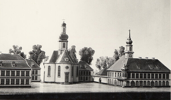 Das Modell des Karlsruher Marktplatzes um 1730, das im Stadtmuseum zu sehen ist, zeigt rechts das erste Karlsruher Rathaus von 1728