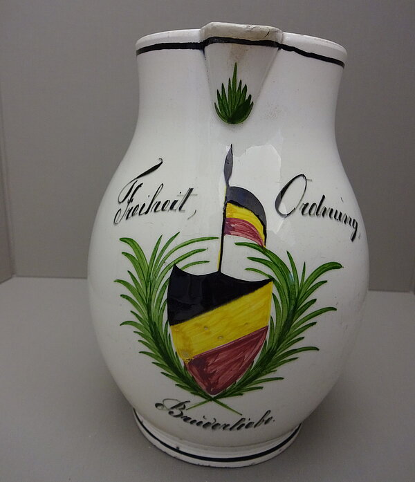 Henkelkrug mit Wappen und Losung "Freiheit - Ordnung - Bruderliebe" der Keramischen Manufaktur Hornberg, um 1849