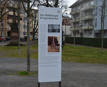 Kommentierende Informationsstele zum Kriegerdenkmal auf dem Mühlburger Lindenplatz 2022       