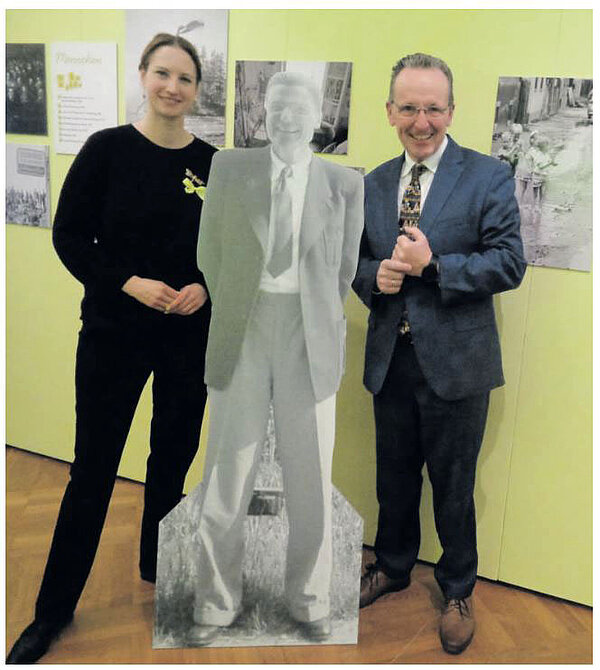 Der Fotograf Walter Schnebele als Pappfigur, eingerahmt von Kuratorin Christiane Sutter und Bürgermeister Albert Käuflein