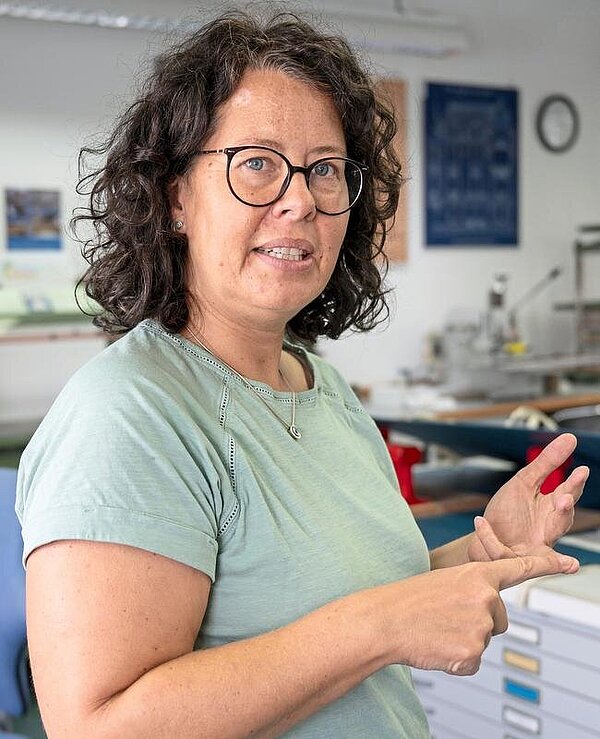 Buchbindemeisterin und Restauratorin Ariane Beute.