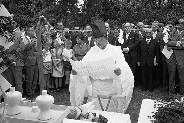 Erdbeschwichtigungsfeier nach shintoistischem Ritual im Juli 1965 anlässlich der originalgetreuen Gestaltung des Japangartens für die Bundesgartenschau 1967