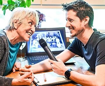 Zusammen mit ihrem Sohn Philip Mohila hat die Karlsruher Kabarettistin Aufnahmen für den Audioguide im Durlacher Pfinzgaumuseum gemacht. 