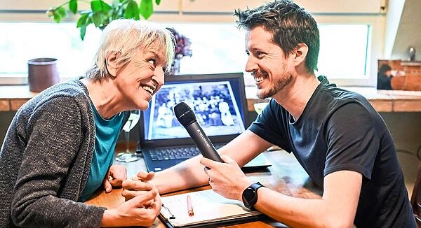 Zusammen mit ihrem Sohn Philip Mohila hat die Karlsruher Kabarettistin Aufnahmen für den Audioguide im Durlacher Pfinzgaumuseum gemacht. 