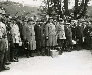 Ludwig Marum (Mitte), der ehemalige badische Regierungschef Adam Remmele (Zweiter von links) und fünf weitere bekannte Sozialdemokraten nach der Ankunft am 16. Mai 1933 im Innenhof des KZ Kislau. 