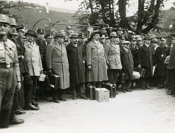 Ludwig Marum (Mitte), der ehemalige badische Regierungschef Adam Remmele (Zweiter von links) und fünf weitere bekannte Sozialdemokraten nach der Ankunft am 16. Mai 1933 im Innenhof des KZ Kislau. 